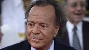 Julio Iglesias se ve envuelto en el mayor escándalo de su carrera tras acusaciones de agresión sexual y divide a España - La Tercera