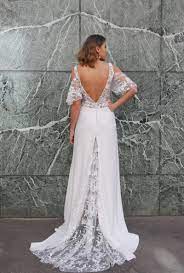 Taille basque se connecte à une jupe cercle en tulle coton français point d'esprit. Les Plus Belles Robes De Mariee Dos Nu