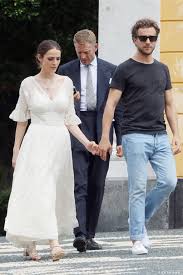 Anna Wintour S Daughter Had Her Pick Of Wedding Heels But Her No Fuss Sandals Will Thrill You Chiffon Wedding Gowns Wedding Dresses Couple Wedding Dress