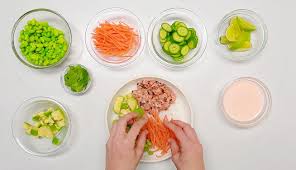 Un Bol Poke Fait Maison C Est Possible Ce Repas Frais Et Plein De Couleur Est Facile A Realiser Voyez Comment Le Prepar In 2020 Poke Bowl Fish Dishes Food And Drink