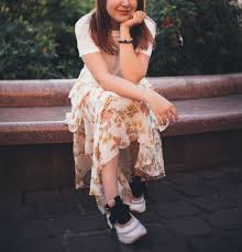 Chiffon Nahen Tipps Zum Umgang Mit Feinen Stoffen Fur Anfanger Chiffon Blumenmuster Und Frau