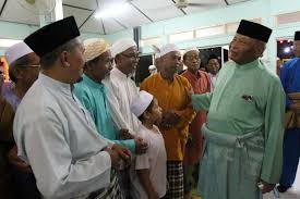 Pada detik terakhir, seorang ayah berjuang untuk memenuhi janjinya untuk melunasi hutangnya pada hari yang dia janjikan. Sultan Ahmad Shah Berhentikan Kereta Tanya Khabar Dan Hulur Rm100 Buat Bekas Pekerja Turap Jalan Terkedu Viral Mstar