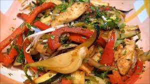 Cocinar en wok, podrás encontrar información práctica hecha por expertos sobre cocinar en wok en formato texto, vídeo e imágenes. Como Hacer Wok De Verduras Y Pollo Youtube