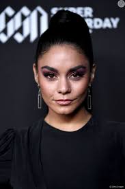 Vanessa hudgens, sarah michelle gellar, kristen bell, kevin hart and robert downey jr. A Pele De Vanessa Hudgens Surgiu Natural Para Que A Sombra Roxa Brilhasse Na Maquiagem Purepeople
