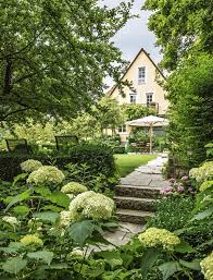 Mit diesem titel will die stiftung auf die ökologische bedeutung von naturnahen gärten für die einheimische tierwelt aufmerksam machen. Garten Des Jahres 2018 Die Preistrager Stehen Fest