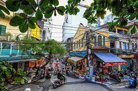 Nhìn xuống đường phố từ khung cửa sổ cũ