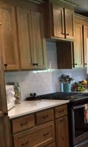 What we will see next, is just some ideas that are raised for this 2021, offering certain color trends 2021 to achieve a modern decoration. Light Cabinets Black Handles Kitchen Cabinets Kitchen Home
