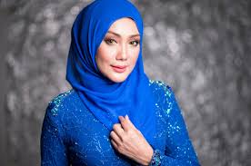 Dipetik daripada awani, laporan menerusi portal mhe pada jumaat lalu melaporkan mereka berdua sudahpun membawa haluan. Erra Fazira Yakin Shahir Berubah Skop Rojak Daily