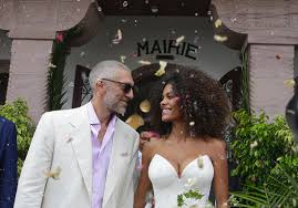 Plusieurs acteurs tels que gilles lellouche, elie semoun, adèle exarchopoulos, ont pris part à l'heureux évènement. Vincent Cassel And Tina Kunakey Married The Pictures Of The Town Hall With The Prestigious Guests Daughters Of Africa