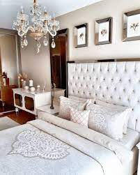 acik renkler ile hafif aynalar ile goz alici keyifli ve sik bir ev ev gezmesi yatak odasi ic mekan yatak odasi ic tasarimi yatak odasi