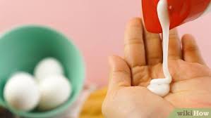 Sbattete bene l'albume d'uovo, aggiungete l'olio d'oliva e la maionese e ottenete un composto omogeneo. 3 Modi Per Fare Una Maschera Per Capelli Con Uova E Olio D Oliva