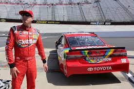 Kyle busch gets another win in las vegas & moves closer to weekend 45:11. Nascar At Bristol Qualifying Results Kyle Busch Beats Brother Kurt Busch To Win Food City 500 Pole Sbnation Com