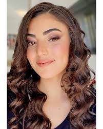 שיר המהממת סגרה איתי איפור ושיער לאירוע ערב ואני יכולתי לקבל אותה רק בבוקר,  אז האיפור היה חייב להיות עמיד במיוחד ולשרוד שעות בעבודה, את התלתלים החלטנו  להשאיר סגורים ולתת להם להיפתח