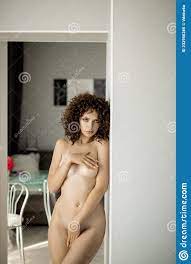Un Hermoso Modelo Desnudo Sostiene Una Sábana Blanca. Chica Desnuda En La  Habitación Imagen de archivo - Imagen de desnudo, pelo: 232956265