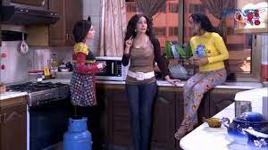 عرض ازياء لليلى بالمطبخ قدام الصبايا - نسرين طافش - صبايا - الموسم الاول -  YouTube