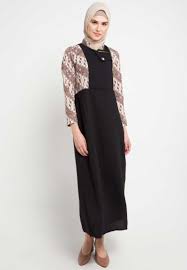Contoh model baju gamis batik kombinasi polos untuk wanta, remaja, anak muda yang kini desainnya semakin modern terbaru dan elegan. 30 Model Gamis Batik Modern Kombinasi Brokat Pesta