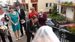 Auch die kirchen erheben teilweise gebühren für eine trauung. Hochzeit Auszug Youtube