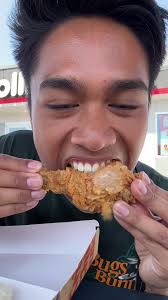 I’ll take jollibee any day 🤤 #jollibeemukbang #jollibeechickenjoy  #mukbangasmr #filipinospaghetti