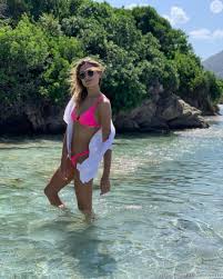 Eurotrip praias incríveis da sardenha itáliasardenha é uma grande ilha italiana no mar mediterrâneo. Na Italia Sasha Meneghel Curtiu Praia Sardenha E Apostou Em Biquini De Neon Para Curtir O Cenario Paradisiaco Purepeople