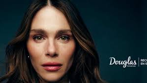 Sarah Berthiaume's Instagram, Twitter & Facebook