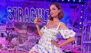 Protagonisti del film lorenzo (giampaolo morelli) ed elena (andrea delogu) che a diciott'anni si conoscono durante una vacanza studi in america. Andrea Delogu Instagram Look Sconvolgente Per Divorzio A Las Vegas Pillole Dal Backstage