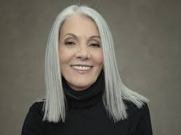 Camino Villa, modelo de la generación silver: “La naturaleza es sabia,  cuando la piel pierde brillo, las canas aportan luz”