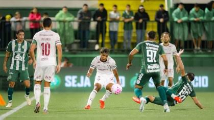 Fluminense decepciona e perde para a lanterna Chapecoense no Brasileir&atilde;o | CNN Brasil