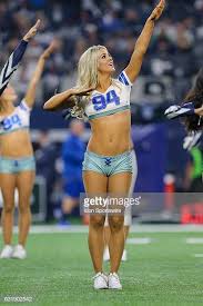 The Dallas Cowboys Cheerleaders Perform During Halftime At The Game Cheerleading Cowboys De Dallas Tenue De Sport