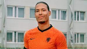 Nederland doet jammer genoeg niet mee op het wk voetbal deze zomer. Virgil Van Dijk Showt Nieuw Shirt Nederlands Elftal Perfecte Boodschap