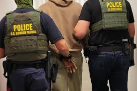 ¿Por qué la administración Trump tiene dificultades para deportar a migrantes a países desconocidos?