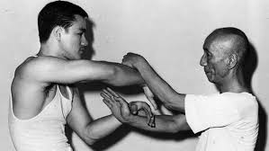 Doch mit 32 jahren starb er auf unerklärliche weise und viel zu früh. Bruce Lee Neuigkeiten Fotos Videos