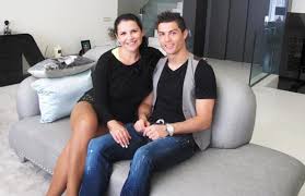 Während raphaël varane 2011 mit 18 jahren zu real madrid wechselte und sich seitdem zu einem der besten innenverteidiger der welt hochkämpfte, sorgt nun auch seine kleinere schwester annabelle für schlagzeilen. Ronaldos Schwester Katia Wer Cristiano Kritisiert Kennt Ihn Nicht Real Total