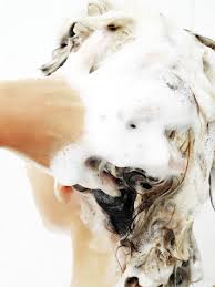 Waschst Du Deine Haare Richtig 13 Punkte Fur Die Perfekte Wasche Haare Waschen Fettige Haare Frisuren Fettige Haare