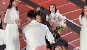Doãn hải my tâm sự cô không cảm thấy phiền khi liên tục được nhắc đến cùng cầu thủ đoàn văn hậu. Video Ä'oan VÄƒn Háº­u Khoc Om Má»¹ Nhan Thi Hoa Háº­u Doan Háº£i My