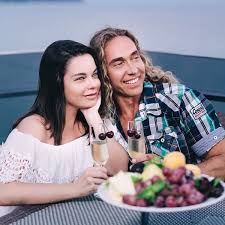 Ната́ша королёва (настоящее имя ната́лия влади́мировна порыва́й, укр. Natasha Koroleva Opublikovala Video S Prazdnovaniya Rozovoj Svadby So Svoim Muzhem Tarzanom Vokrug Tv