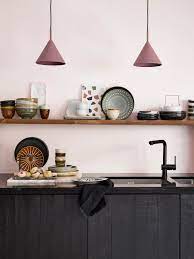 Op lampen24.be vindt u talloze mogelijkheden om uw keuken sfeervol en functioneel te verlichten. Donkere Kleuren Met Roze Muur En Paarse Hanglampen Shopinstijl Nl Shopinstijl Nl