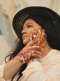 yooo #artstigators , Durham-based textile artist Katie Berman is this  week's NC artist takeover…we'll be sharing her “crazy, colorful rugs” all  week…🔦🎉 🎙 “Hi, friends! My name is Katie Berman @katiebermantextiles and