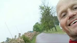 Roger springer en mil till jobbet och hem igen