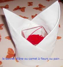 D'autres idées de pliages de serviettes pour décorer sa table de fête. Le Bonnet D Ane Ou Cornet A Pain Photo De Pliage De Serviettes Recettes Et Decoration