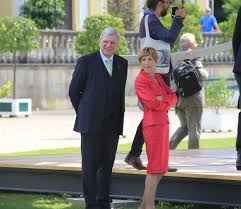 Wir gehen schrittweise und bedacht voran und wollen den menschen gleichzeitig eine perspektive für die zukunft geben, sagte ministerpräsident volker bouffier heute in wiesbaden. Volker Bouffier Wikipedia