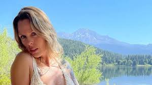 Former Mormon and mum-of-two leaves religion and becomes OnlyFans model –  but says she has been exiled by friends - Wales Online