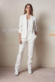 Achetez votre smoking pour femme chez farfetch, et choisissez parmi des modèles raffinés de marques de luxe et créateurs. Mariage Exit La Robe De Mariee Oui Au Pantalon Madame Figaro