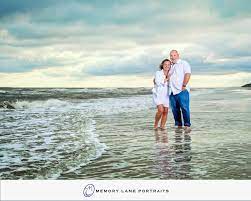 Couples Portrait On The Beach In Hilton Head Island Hhi Memory Lane Portraits Https Www Facebook Co Beach Family Photos Casual Beach Style Beach Photos