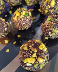 kahvenizin yanina biraz antepfistikli ve keciboynuzlu trufle alir misiniz antep fistigindan bu kadar korkmayin canim enerjisi food breakfast muffin