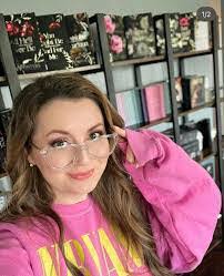 Kendra Mullens's Instagram, Twitter & Facebook