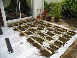 Lors de la pose d'une terrasse bois sur plots, des recoupes sont parfois nécessaires en bout de rang ou à la liaison entre maison et terrasse. Poser Une Terrasse Composite Sur Plots Et Lambourdes Jardin Et Maison