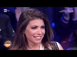 Jun 26, 2021 · flora canto è un'attrice e conduttrice italiana, nota al grande pubblico anche per essere la moglie di enrico brignano, un amore bellissimo che va avanti da tempo e che ha già portato alla. Chi E Flora Canto Biografia Eta Figli Enrico Brignano E Parto