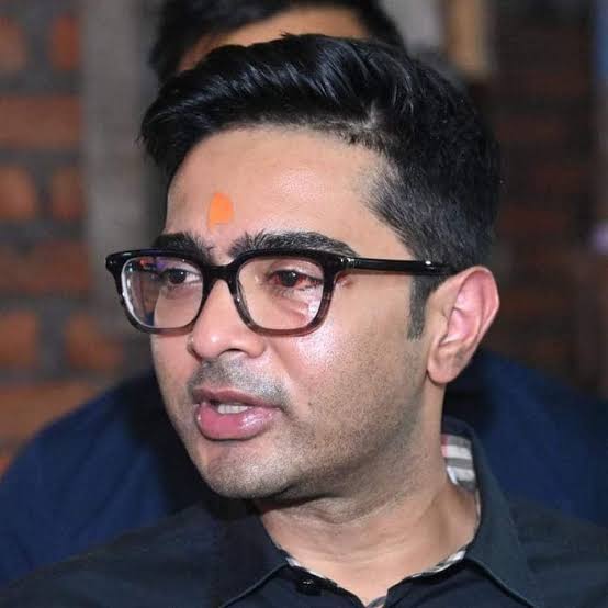 Kali Puja 2022: Abhishek Banerjee PERFORMS puja at Kalighat temple - PICS | India News | Zee News