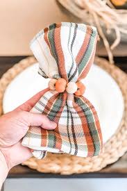Make fall napkin rings with a creative art technique called scrape painting! Diy Thanksgiving Napkin Rings