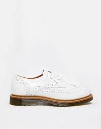 Accessoires, conseiller au cours de ce printemps, nous allons voir des imprimés géométriques pour nous déplacer de façon plus définie et précise. Chaussures Les 50 Paires Du Printemps Ete 2015